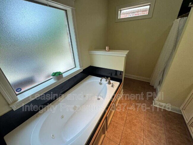 Building Photo - 120 Ambiance Cir