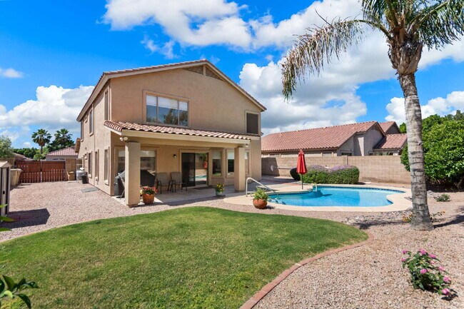 Building Photo - 4 bed 3 bath Single Family Home with Pool ...