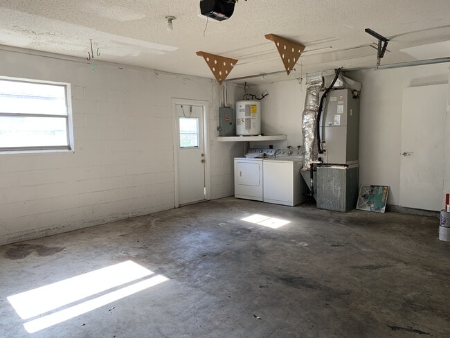 Garage - 6959 Aberfeldy Ave N