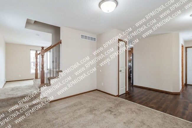 Building Photo - Commuter's Dream!!  3 Bedroom, 2.5 Bathroo...