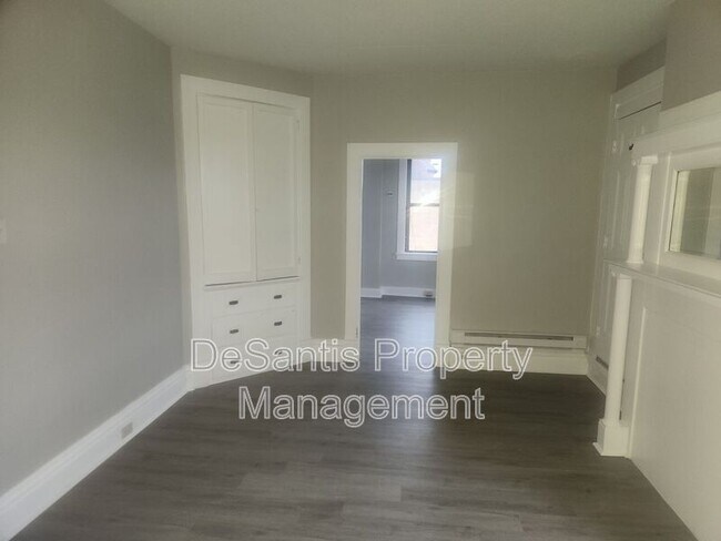 Building Photo - 810 Amity St