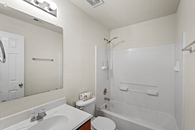 Building Photo - 1102 Honeysuckle Vine Dr