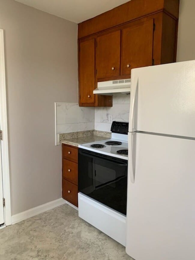 Building Photo - 204 Sunset Ct