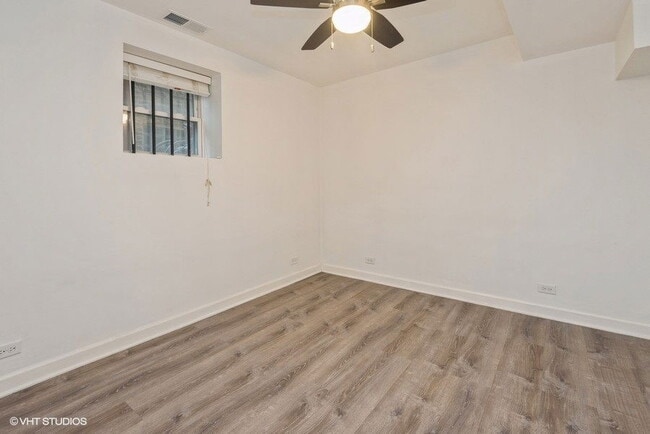 Building Photo - 4011 N Kenmore Ave