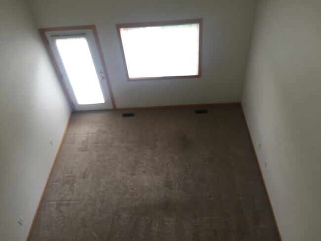 Building Photo - Beautiful 2 Bedroom + Loft Townhome in Lov...