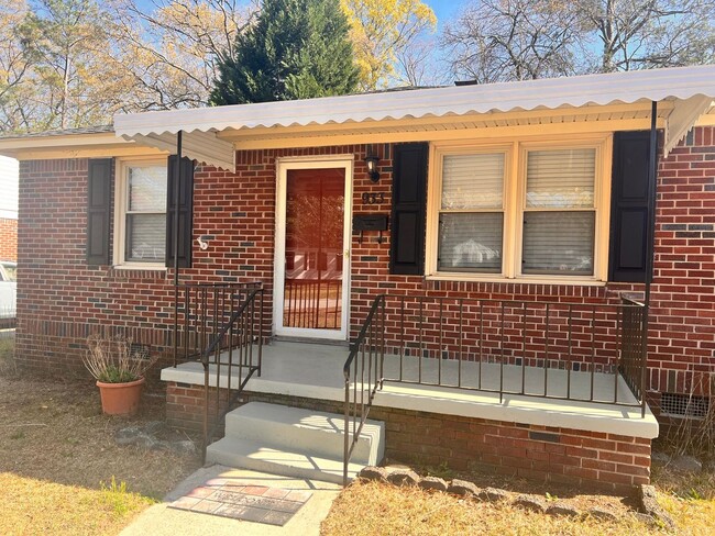 Primary Photo - Charming 3 Bedroom 1 Bathroom - Available NOW