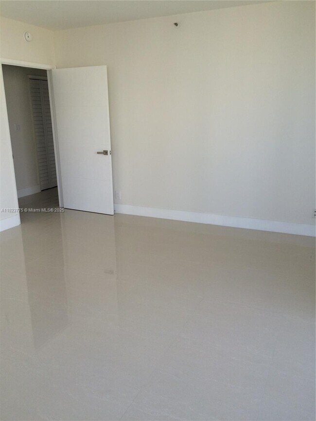 Building Photo - 1581 Brickell Ave