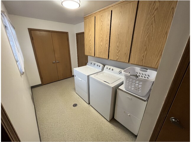 laundry -first floor - 5835 Pinecroft Dr