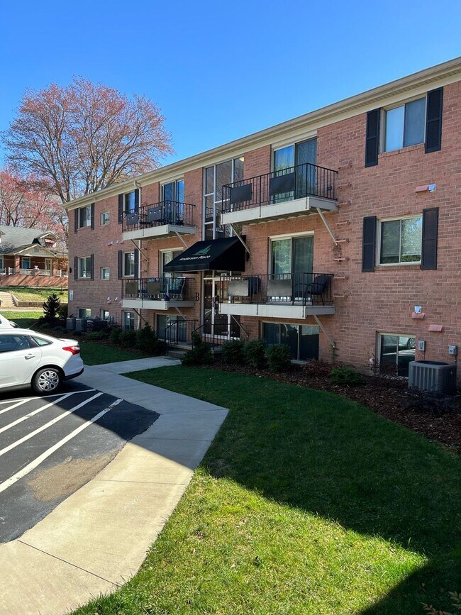 Building Photo - One bedroom one bathroom apartment off of West Union - Downtown Morganton
