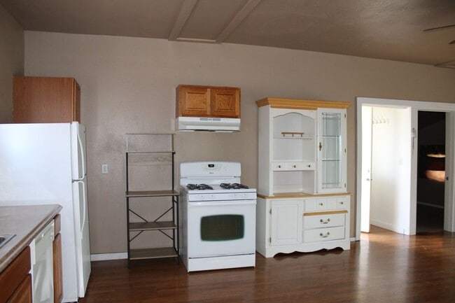 Building Photo - 517 W C St