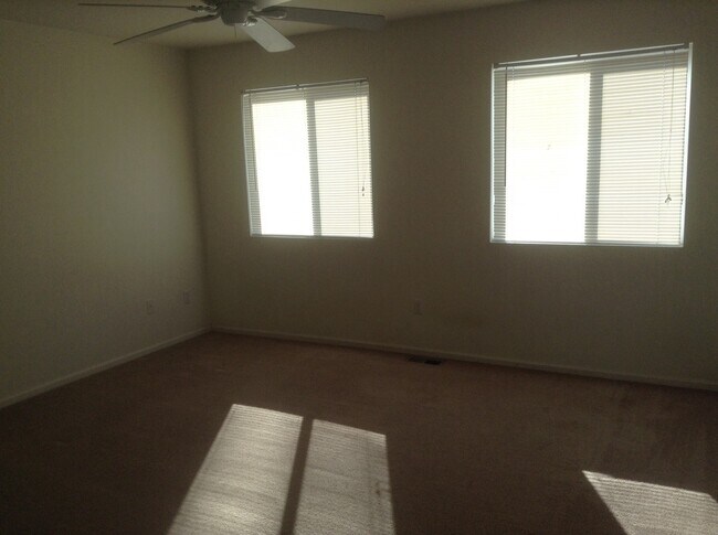 Building Photo - DOG FRIENDLY, 3 BEDROOM, 2.5 BATHROOM SOUTH PARK TOWNHOUSE