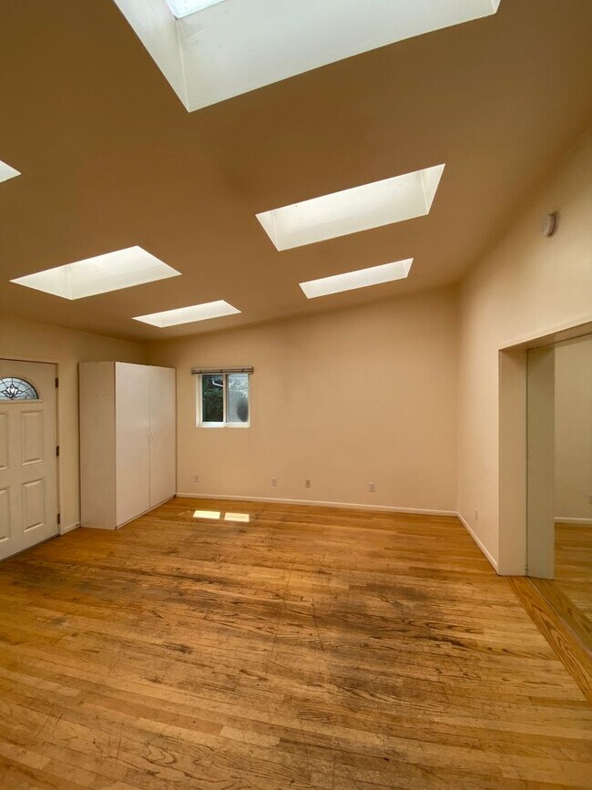Building Photo - 6885 Pasado Rd