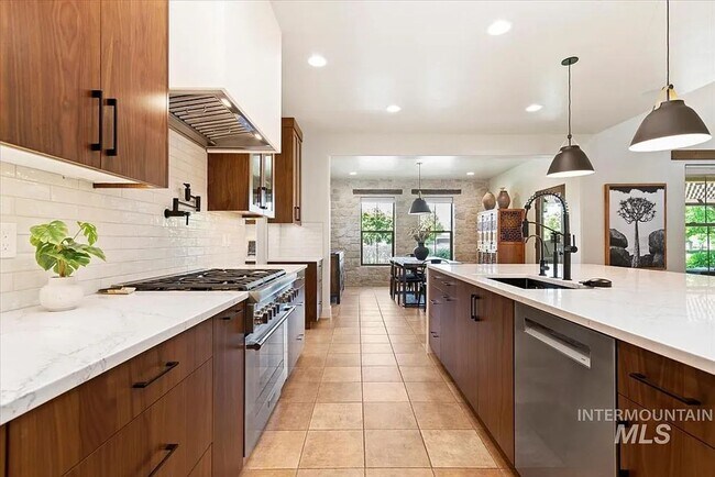 Building Photo - Stunning 4 Bedroom Home in The Shores | Luxury Meets Every Day Comfort