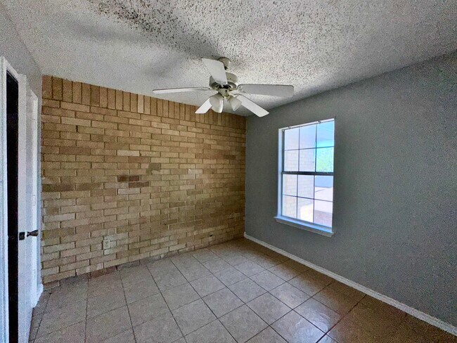 Building Photo - 311 Soria Dr