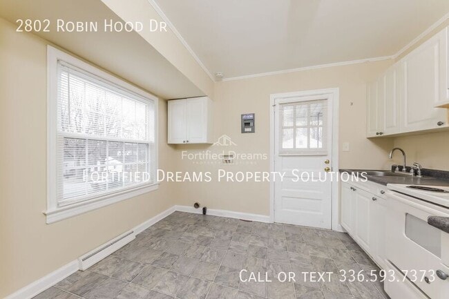 Building Photo - 2802 Robin Hood Dr