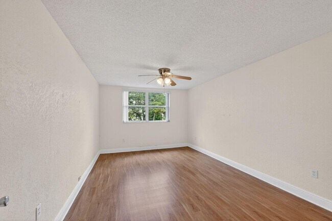 Building Photo - 8353 Lake Dr