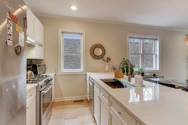 Building Photo - 1725 N Mohawk St