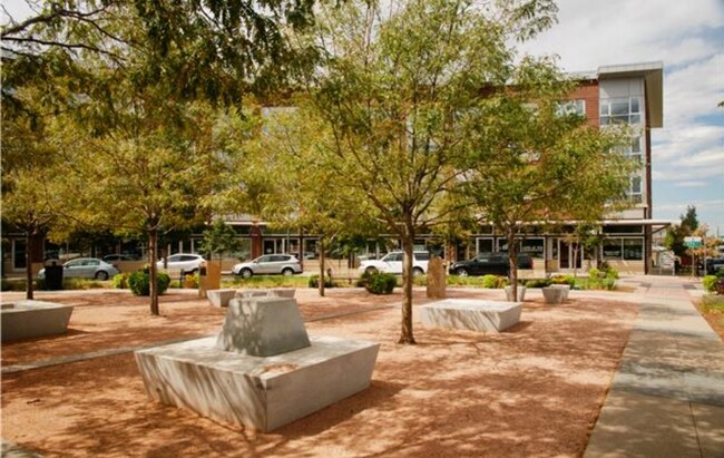 Building Photo - 2436 Syracuse St