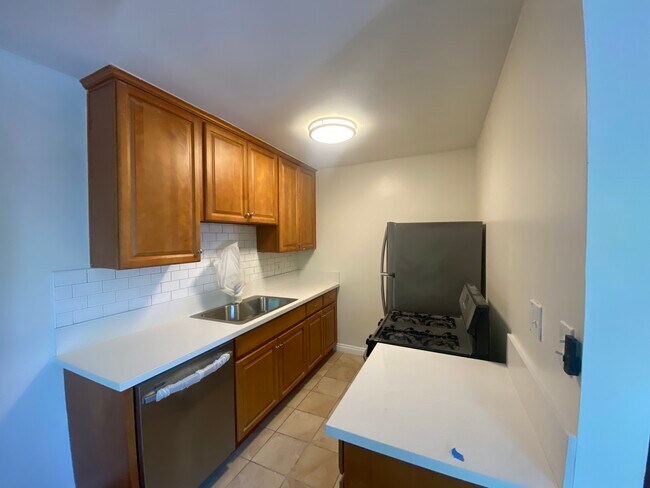 Building Photo - 1427 Centinela Ave