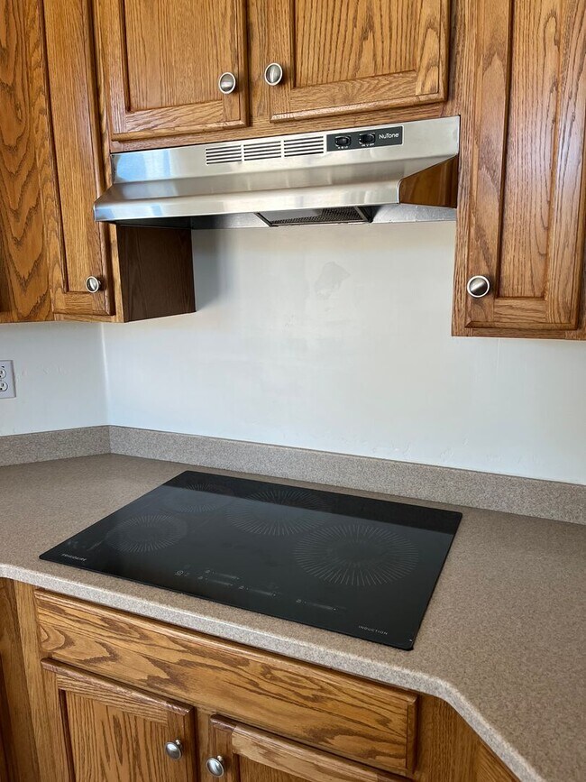 Building Photo - Elegant, spacious 3/2.5 home in gated LaPrivada