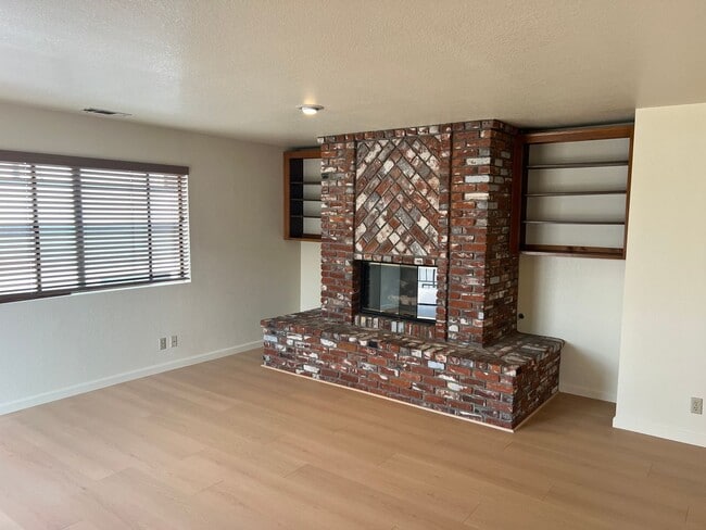 Building Photo - Grand Ave Barakat