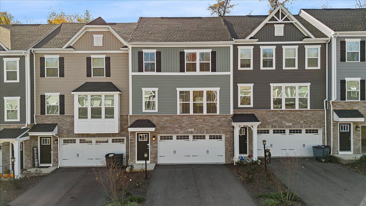 Building Photo - 400 Plaza Dr