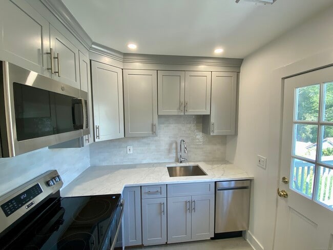 Building Photo - 40 E Maple St