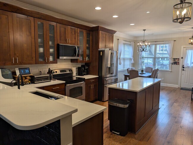 Building Photo - 6 Maxim Ct