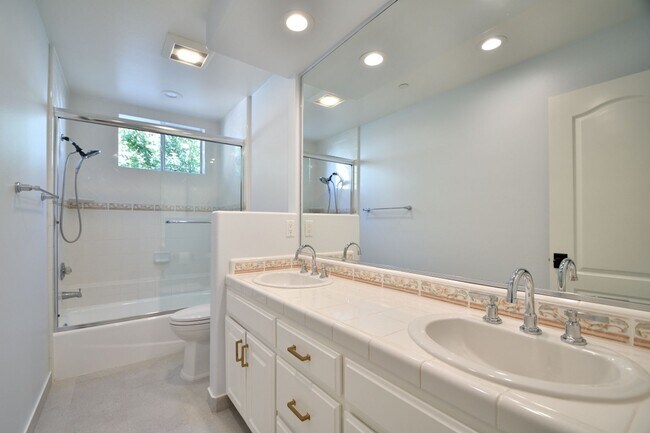 Building Photo - 3 Bed 2.5 Bath Home.