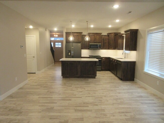 Building Photo - 3 bed 2.5 bath - Single Family Home in Crescent Hills