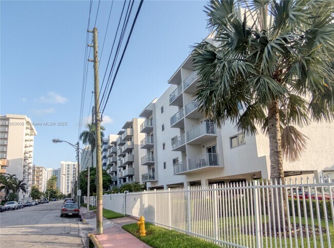 Building Photo - 1674 Bay Rd