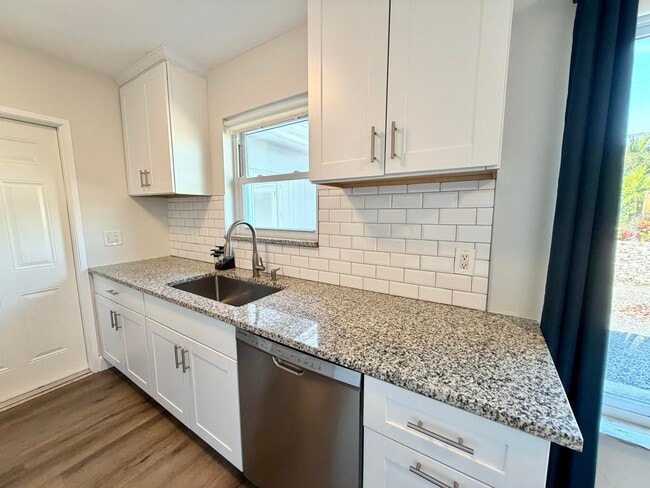 Building Photo - 1615 Crest Dr