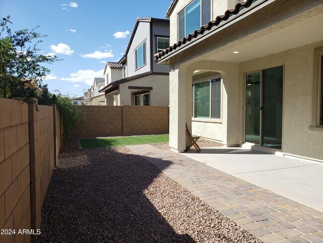 Building Photo - 1315 W Crane Dr