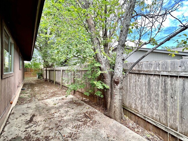 Building Photo - 2307 Singletree Ave