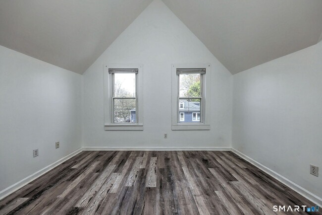 Building Photo - 483 Ferry St
