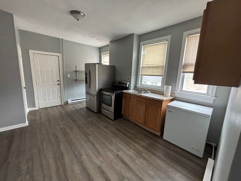 Building Photo - 2372 Main St