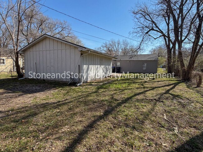 Building Photo - 2 bedroom 1 bath