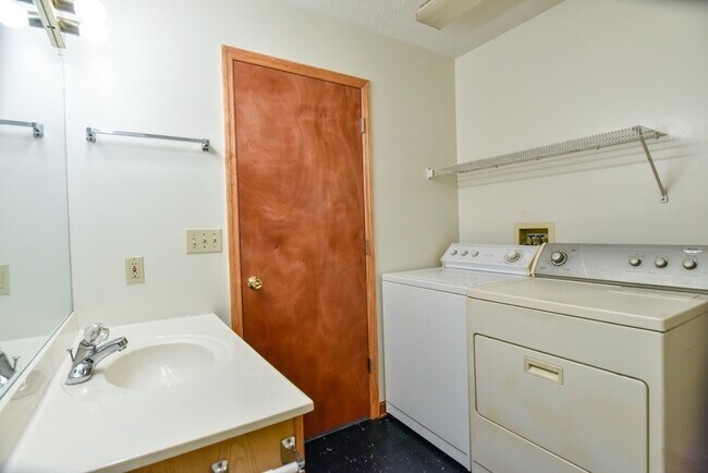 Building Photo - 4 bedroom 2 bath