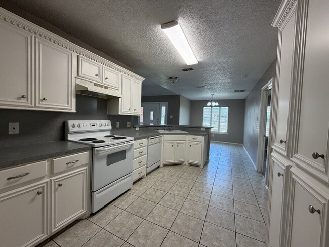 Building Photo - "Charming 3-Bed, 3-Bath Home in Lubbock – Spacious 1,575 Sq Ft Retreat!"