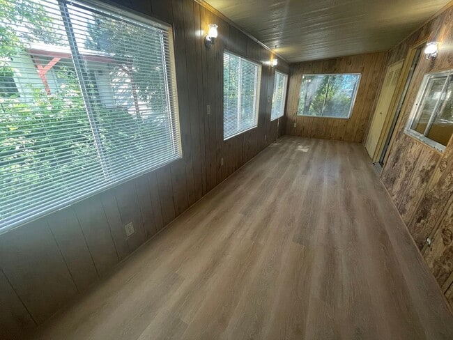 Building Photo - Cute, centrally located home!