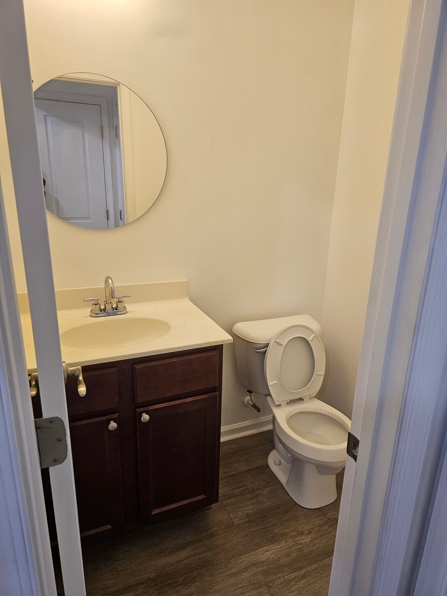 1/2 bath - 2466 Leytonstone Dr