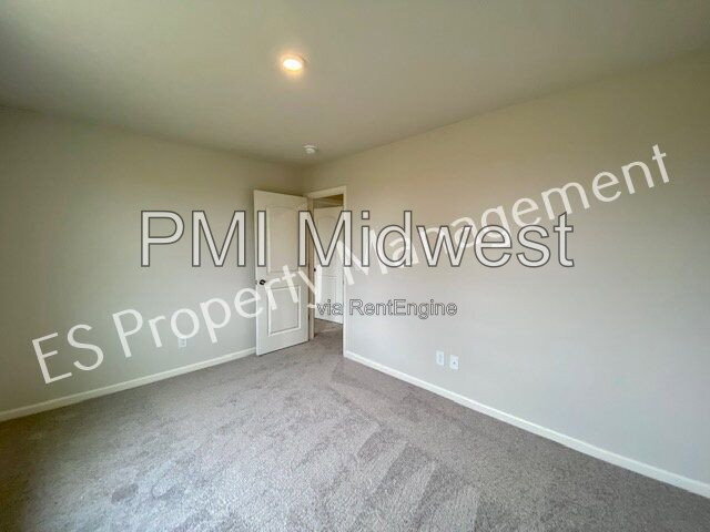 Building Photo - 2608 W Kings Cyn Dr