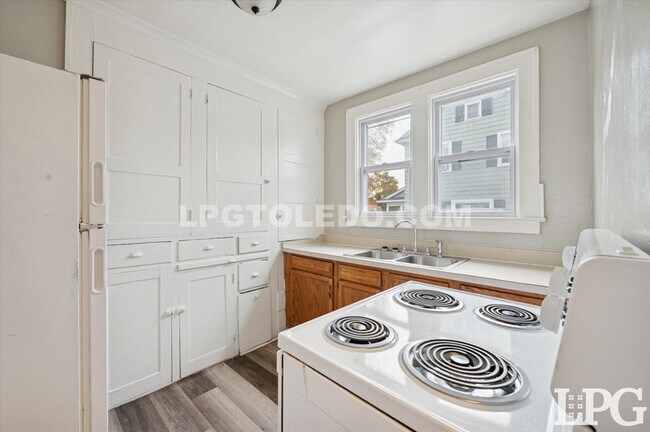 Building Photo - 2224 W Sylvania Ave