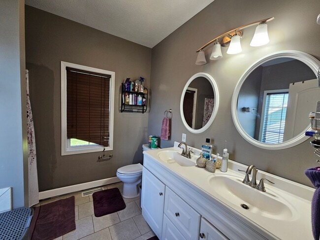 Building Photo - 4 Bedroom, 3 Bathroom home AVAILABLE 07/01...