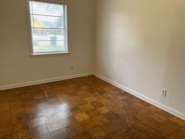 Building Photo - 3BR/1BA in Hyde Park
