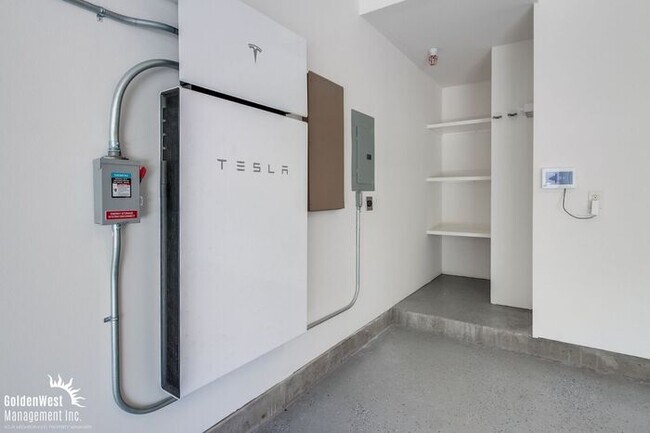 Building Photo - Modern 3Bdm 2.5Ba Townhome in the Heart of...