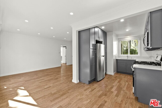 Building Photo - 1233 N Harper Ave