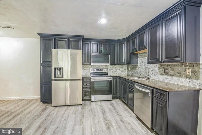 Building Photo - 3003 Mediterranean Dr