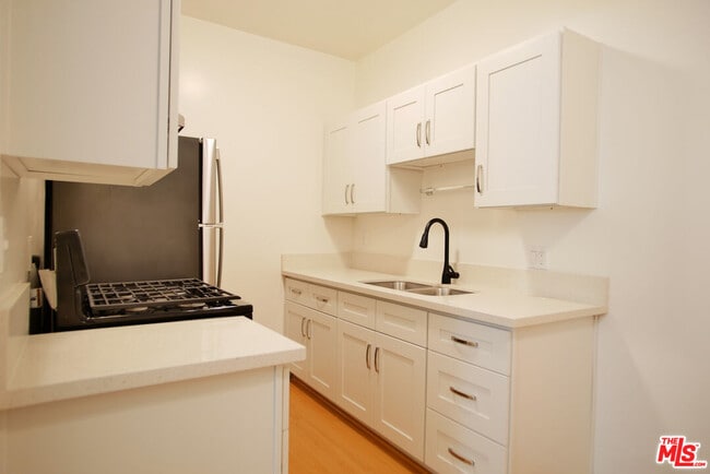 Building Photo - 611 Cloverdale Ave