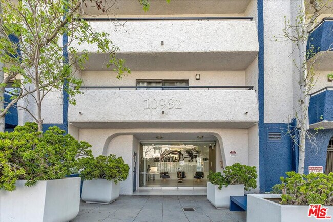 Building Photo - 10982 Roebling Ave